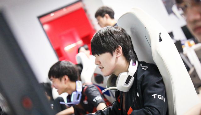 世体：拉波尔塔和加泰地方官员会面，并出席当地球迷活动